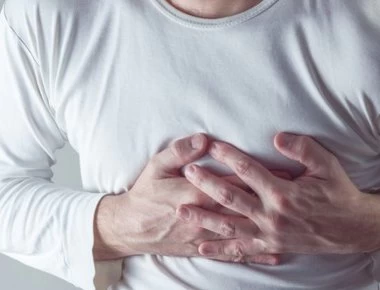 Πόνος στο στήθος: Όλες οι πιθανές αιτίες – Συμπτώματα ανά περίπτωση